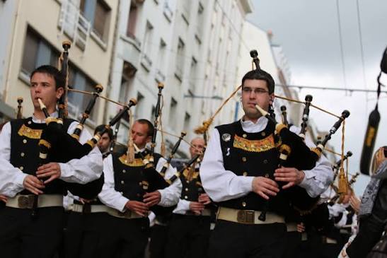 Le bagad, à l'entrée de la mariée puis pendant le vin d'honneur. Ici le Bagad de Lann-Bihoué
