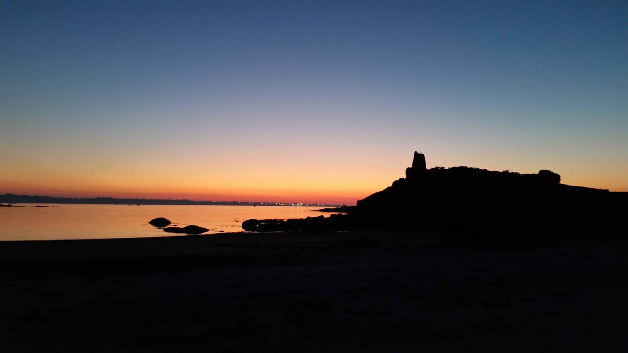 Silhouette de la chapelle au couchant