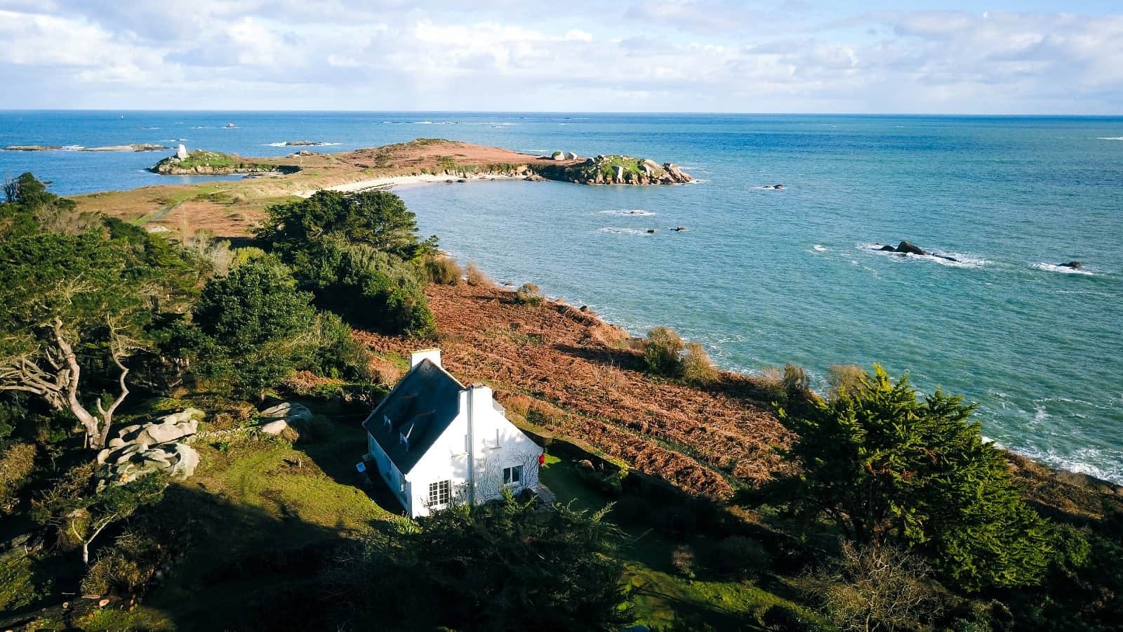 Les maisons de l'île, vue de la côte