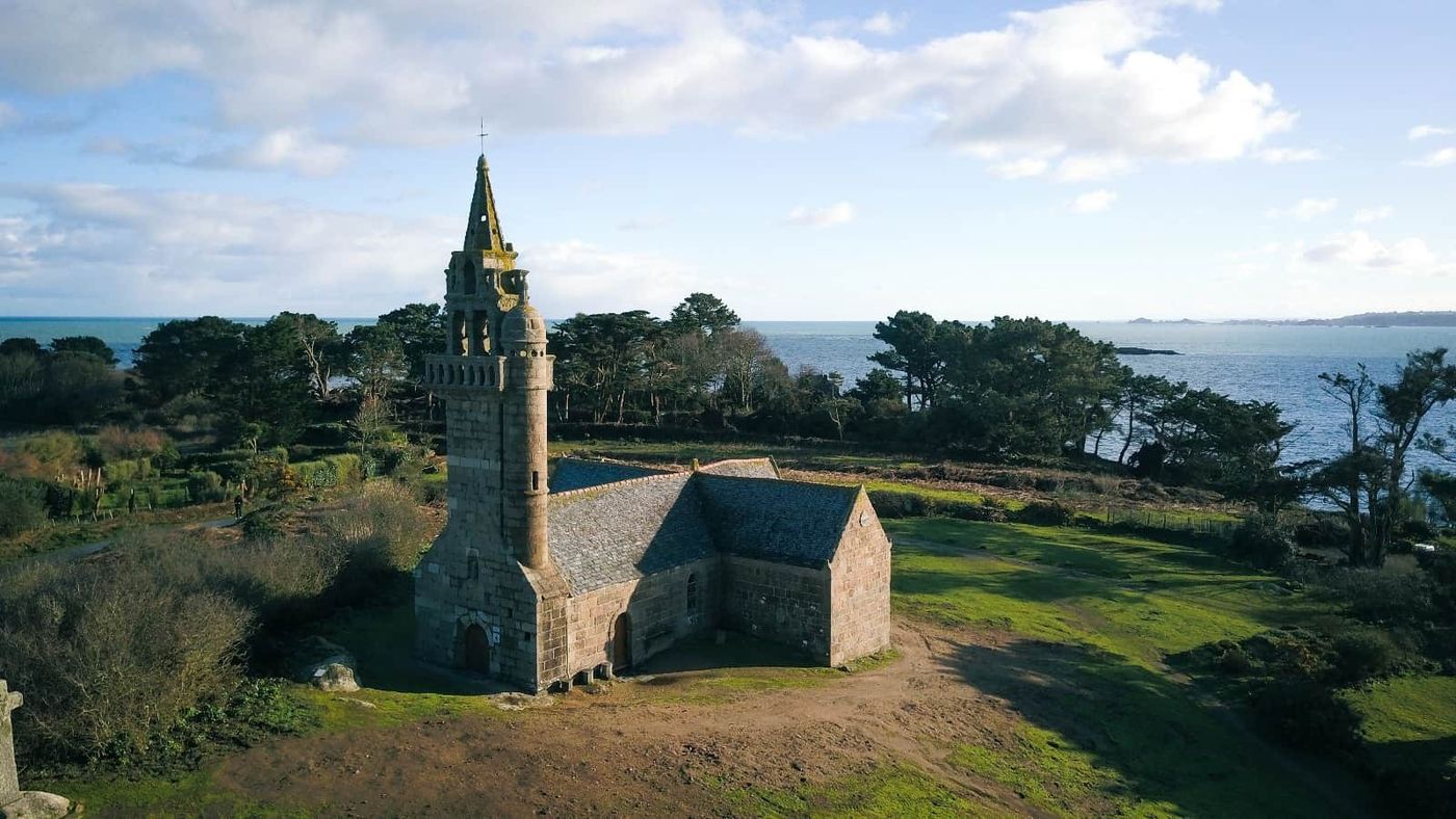 La chapelle Notre-Dame de Callot, avec la mer derrière