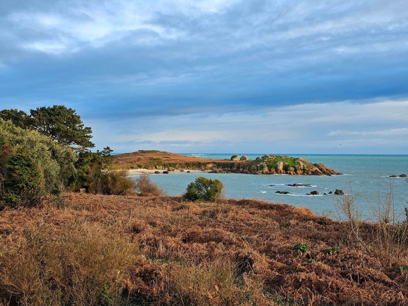 Depuis le champ, vers la plage et les rochers