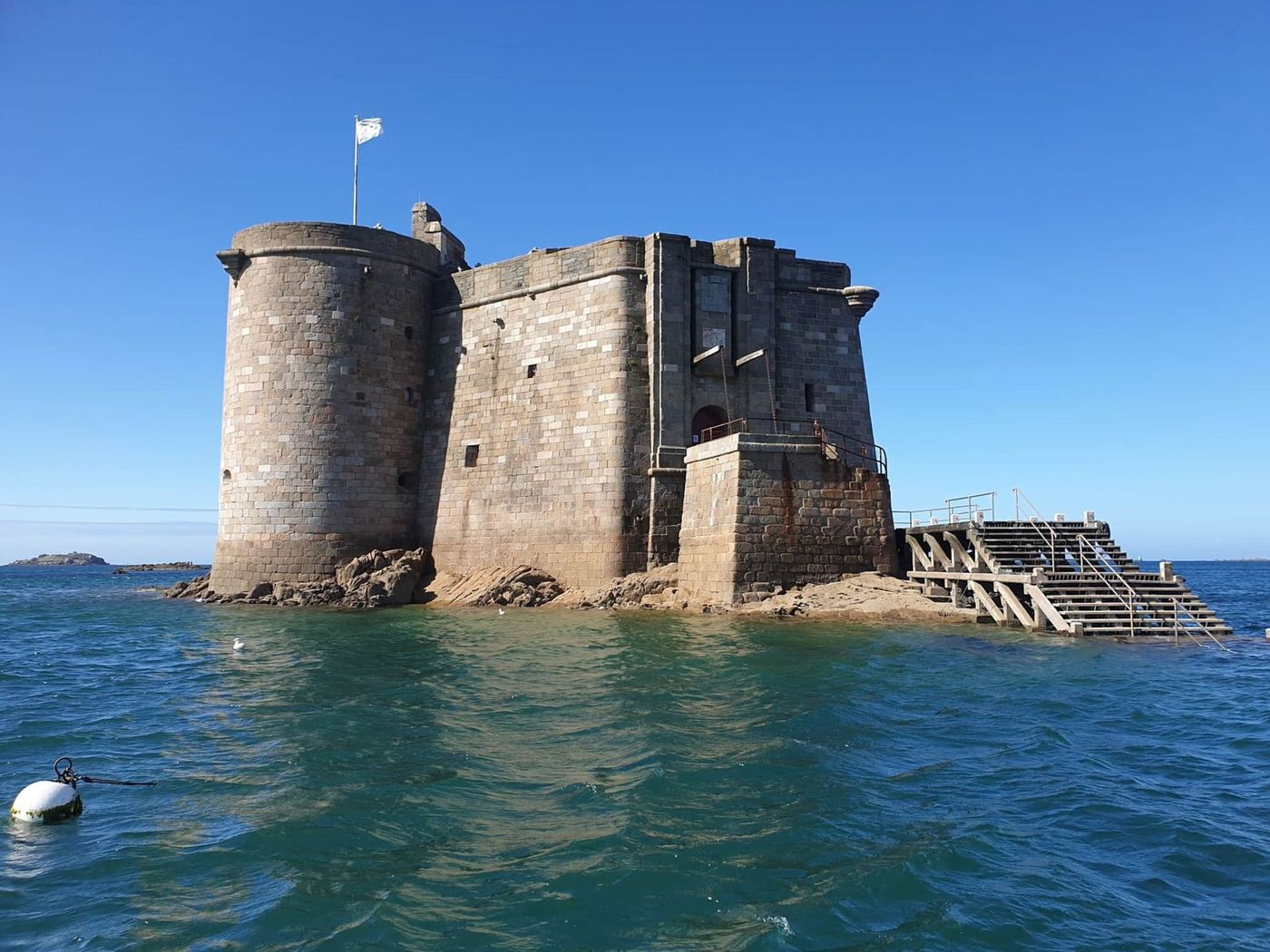 Le Château du Taureau, dans la baie