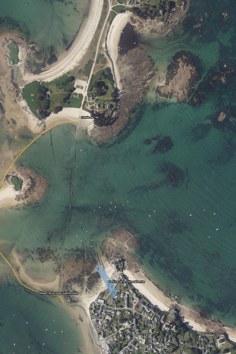 Le parking en bleu, la route submersible en jaune