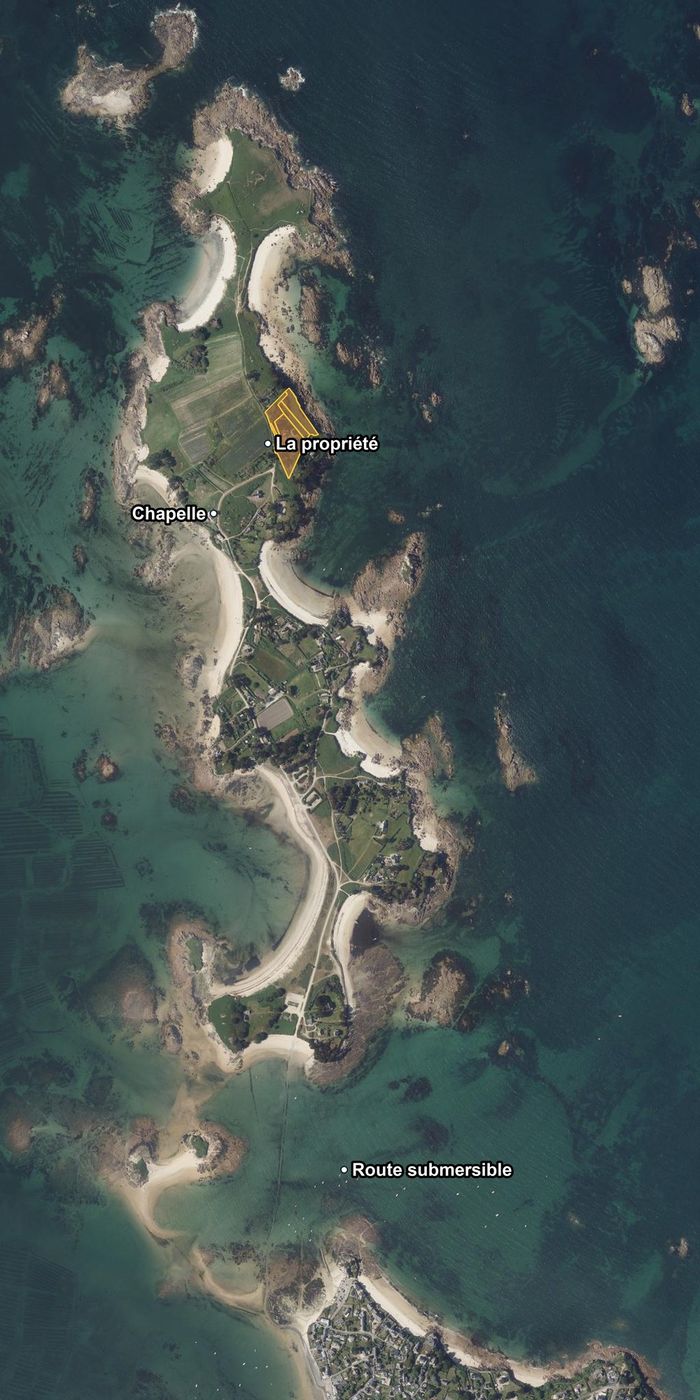 L'île entière, la propriété en haut sur la façade est