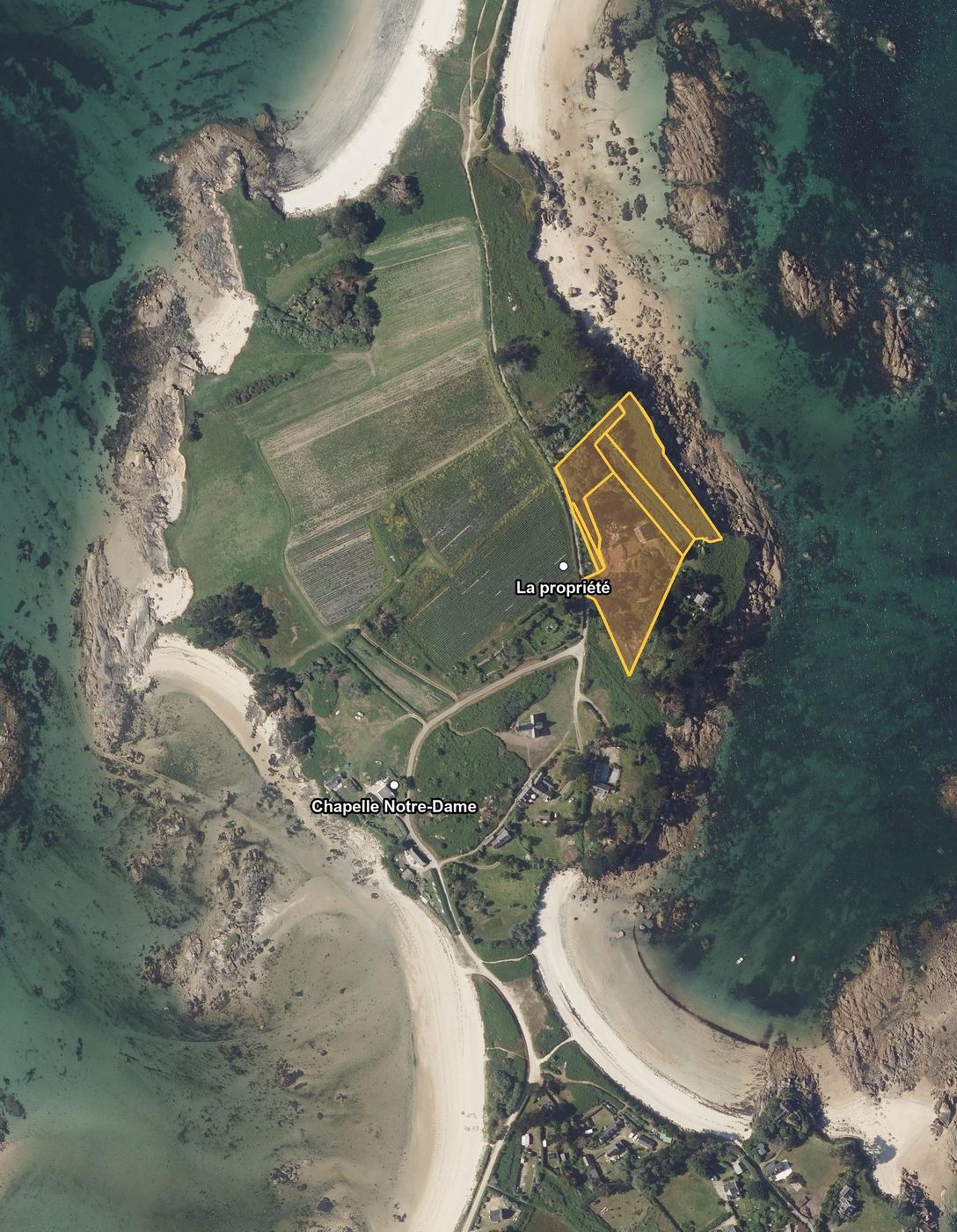 Le nord de l'île, la propriété au-dessus de la chapelle