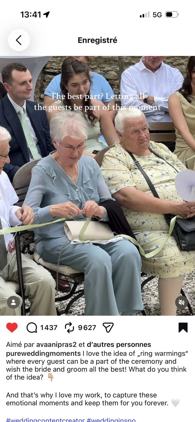 Rituel des alliances : les anneaux passent de main en main sur un ruban de satin, chaque invité fait un vœu