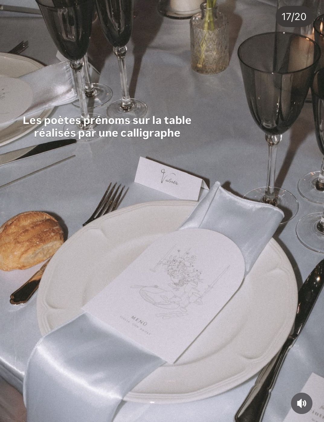 Marque-places calligraphiés à la main, posés sur l’assiette avec un menu illustré