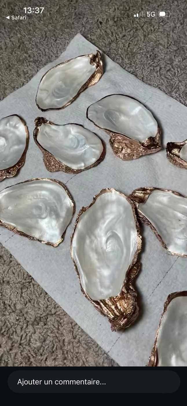 Coquilles d’huîtres peintes à la feuille dorée, en décoration