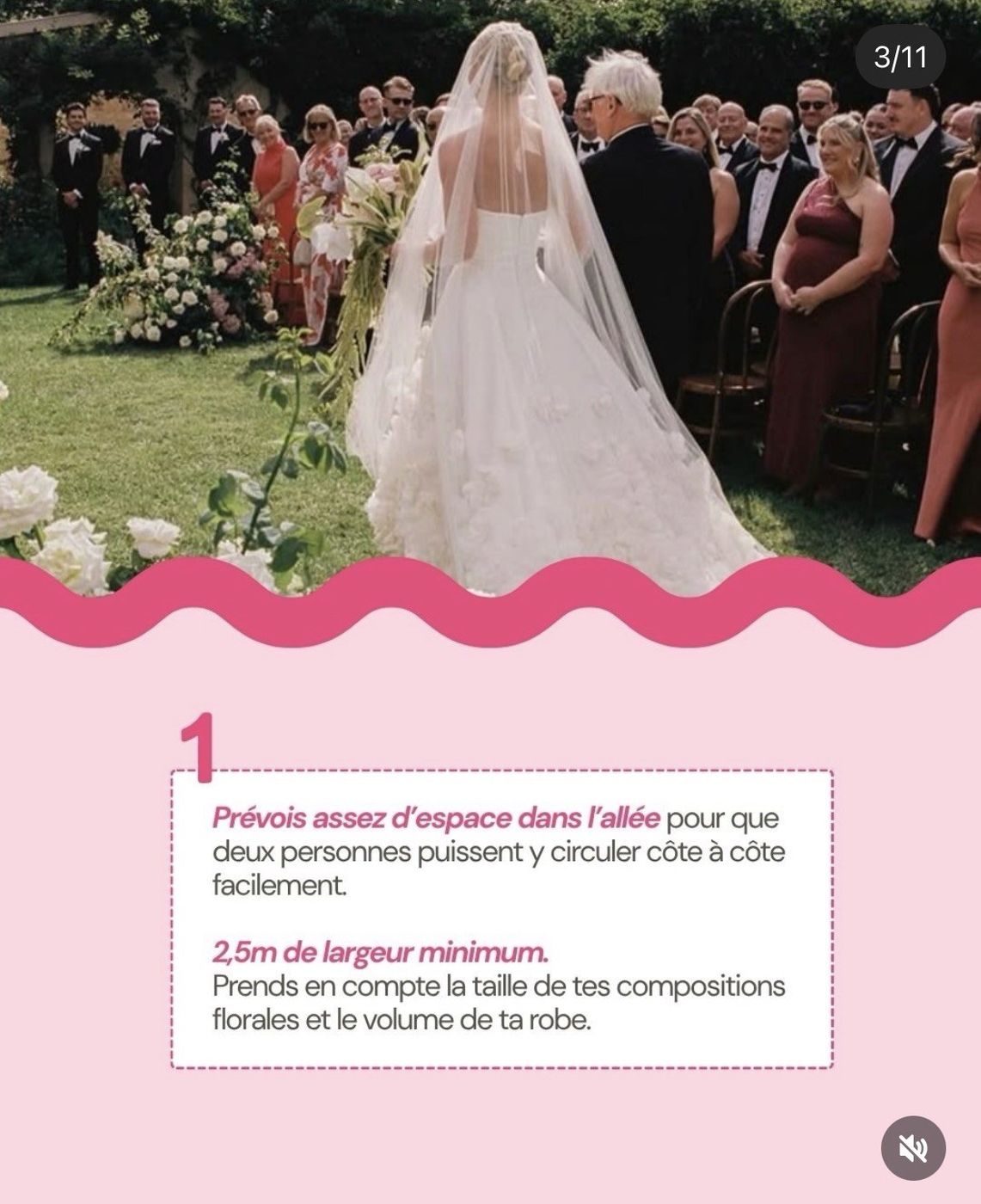 Une allée de 2,50 m de large minimum, pour que deux personnes circulent côte à côte, compositions florales et volume de la robe compris